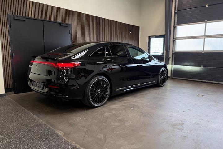 Sort Mercedes EQE350+ fra 2025