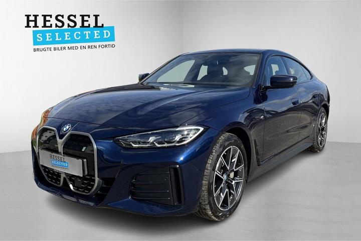 Blå BMW i4 fra 2023 set udefra