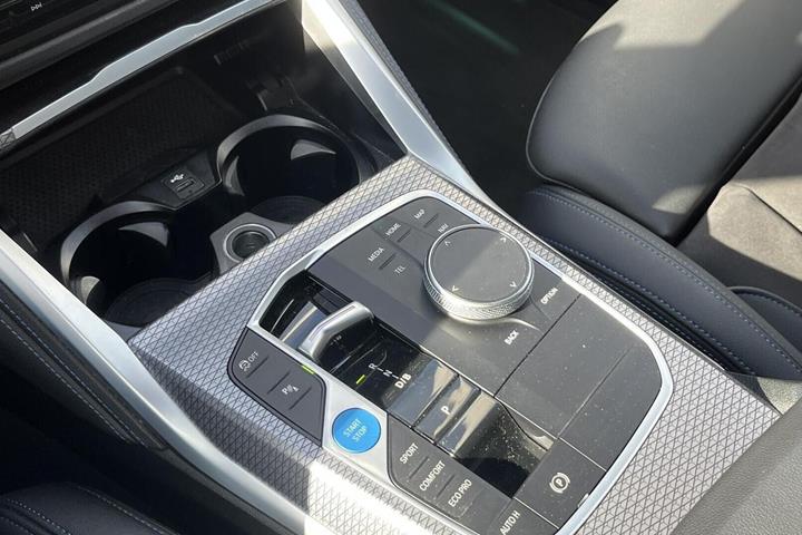 Blå BMW i4 fra 2023