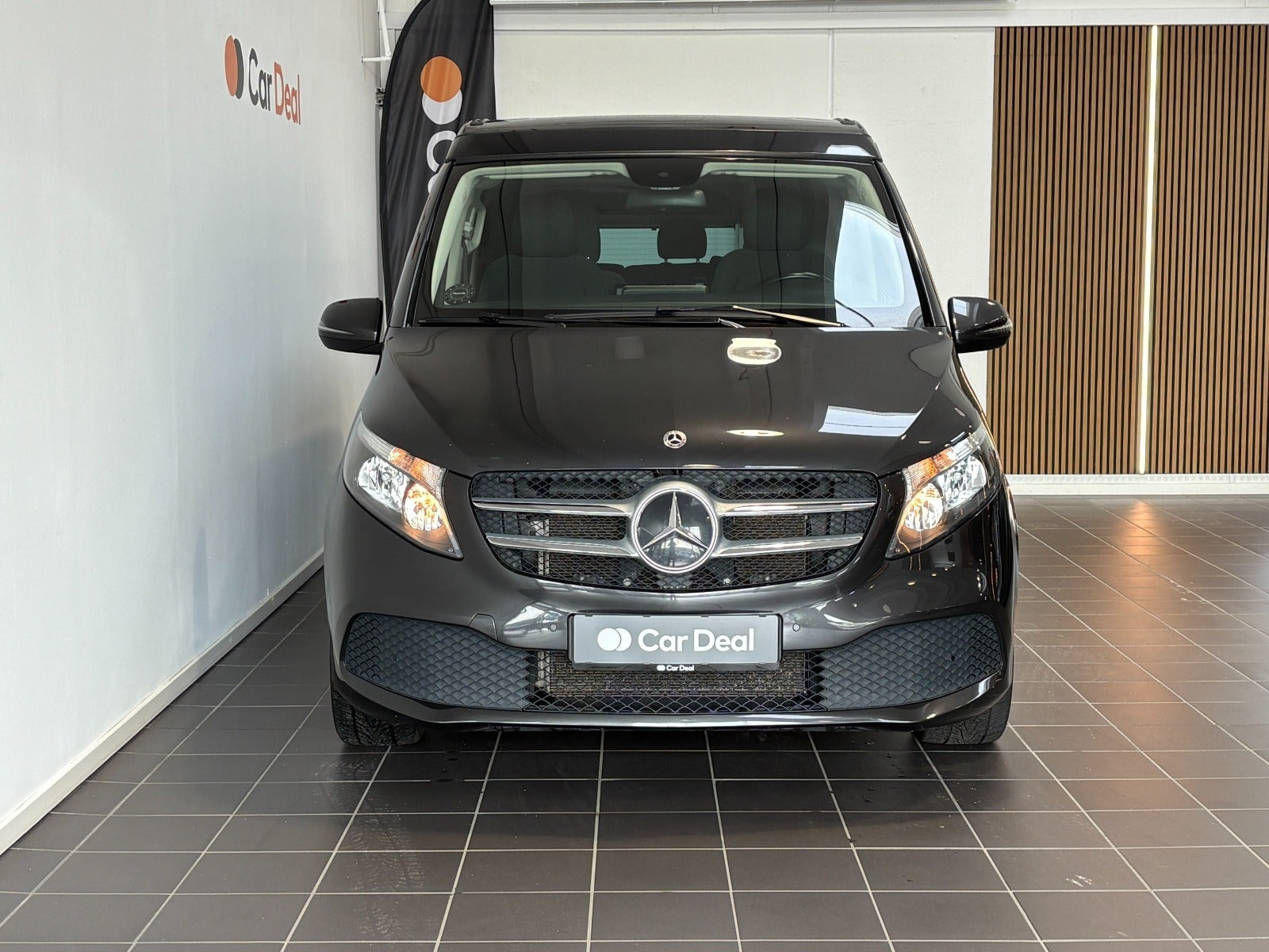 Grå Mercedes V220 d fra 2022