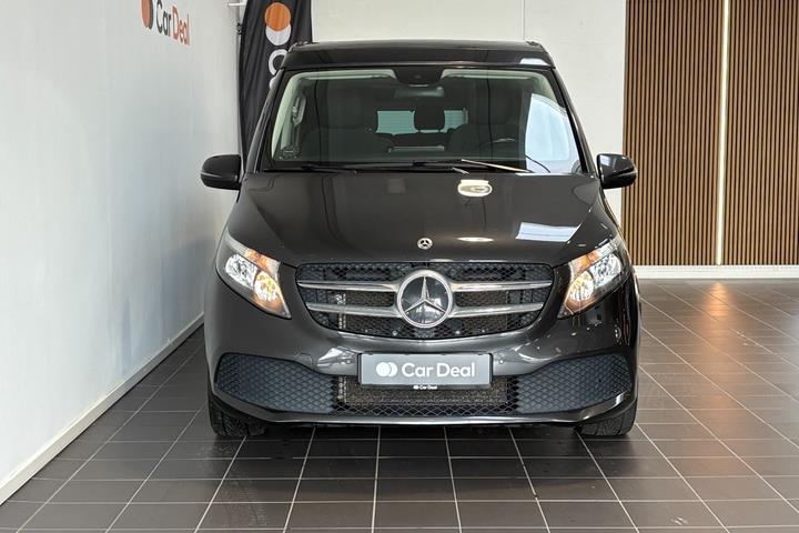 Grå Mercedes V220 d fra 2022