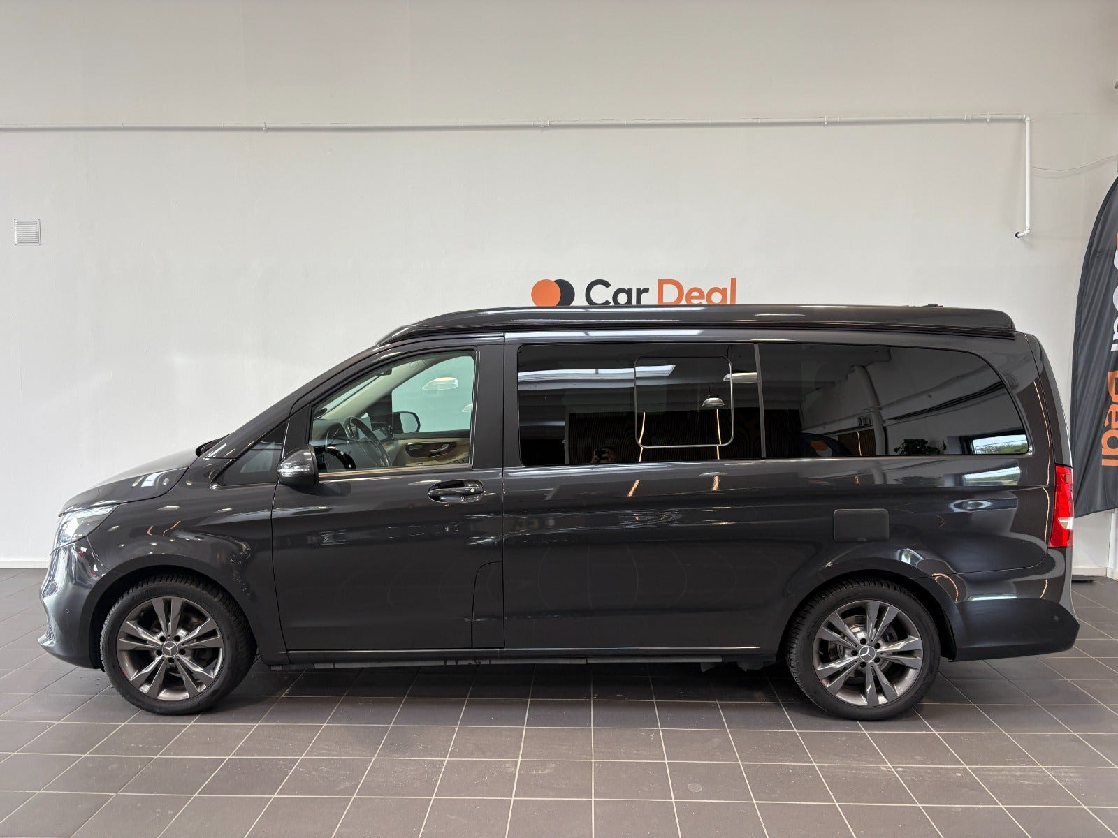 Grå Mercedes V220 d fra 2022