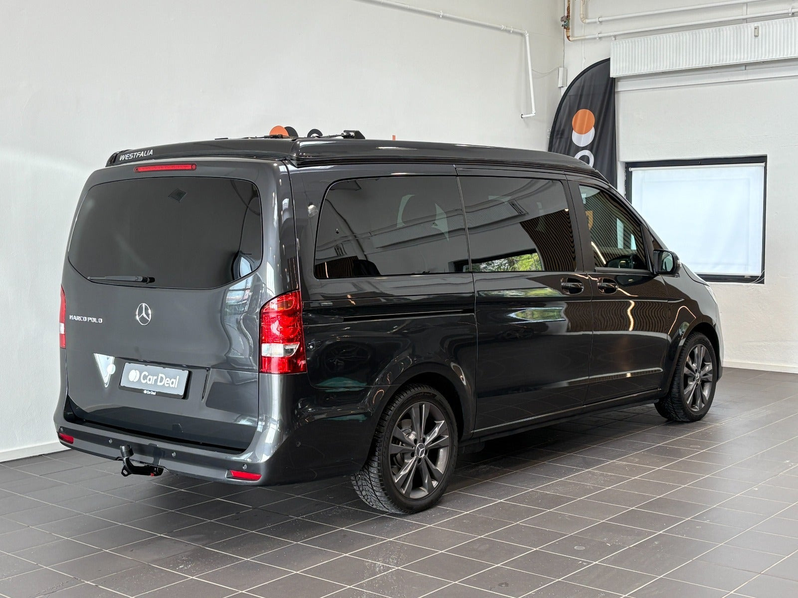 Grå Mercedes V220 d fra 2022