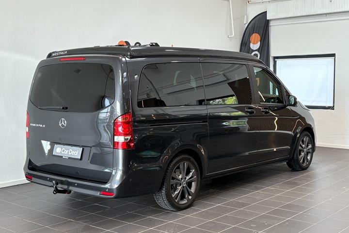 Grå Mercedes V220 d fra 2022