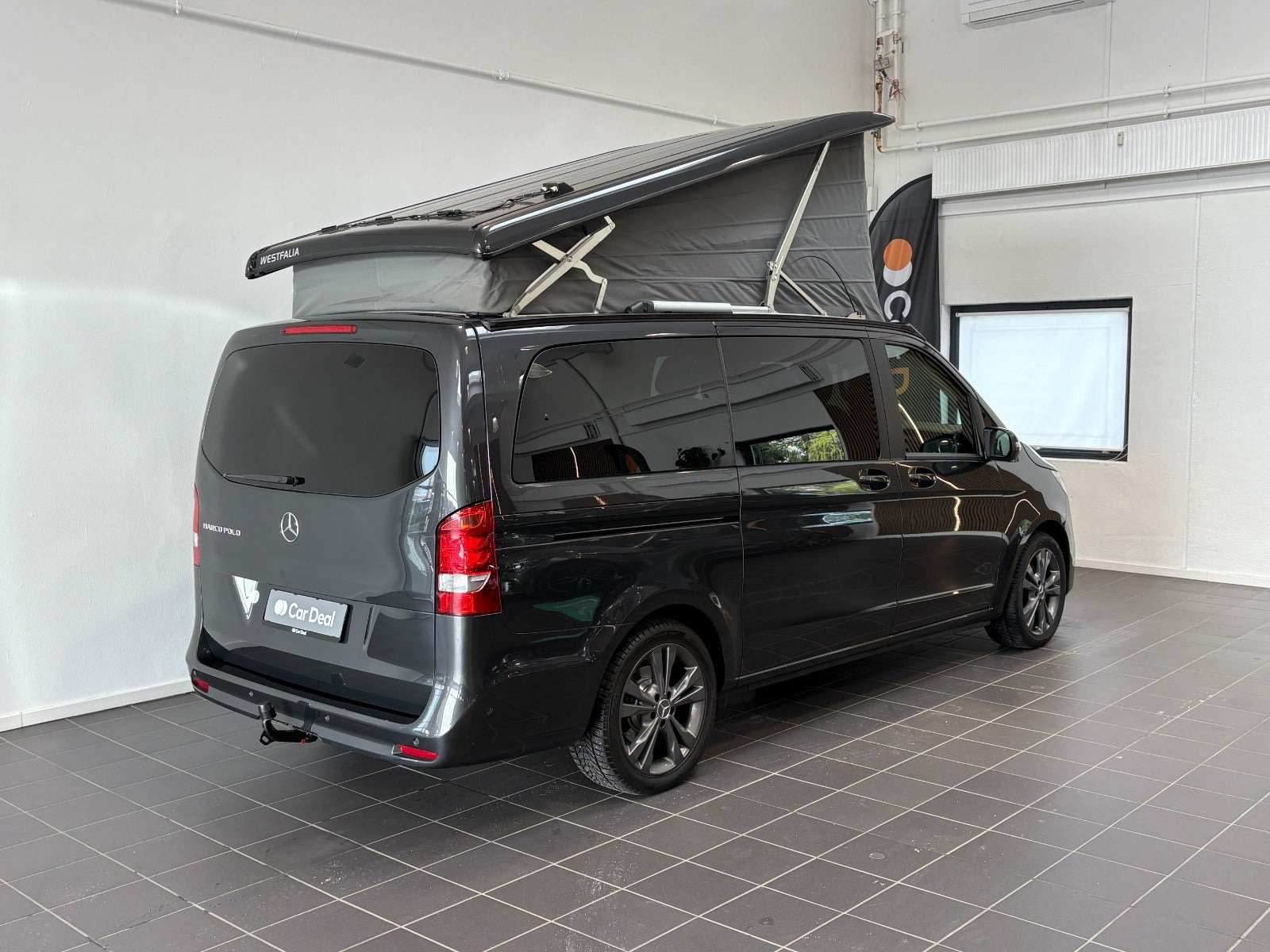 Grå Mercedes V220 d fra 2022