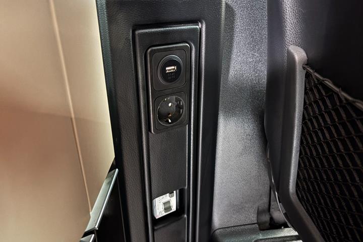 Grå Mercedes V220 d fra 2022