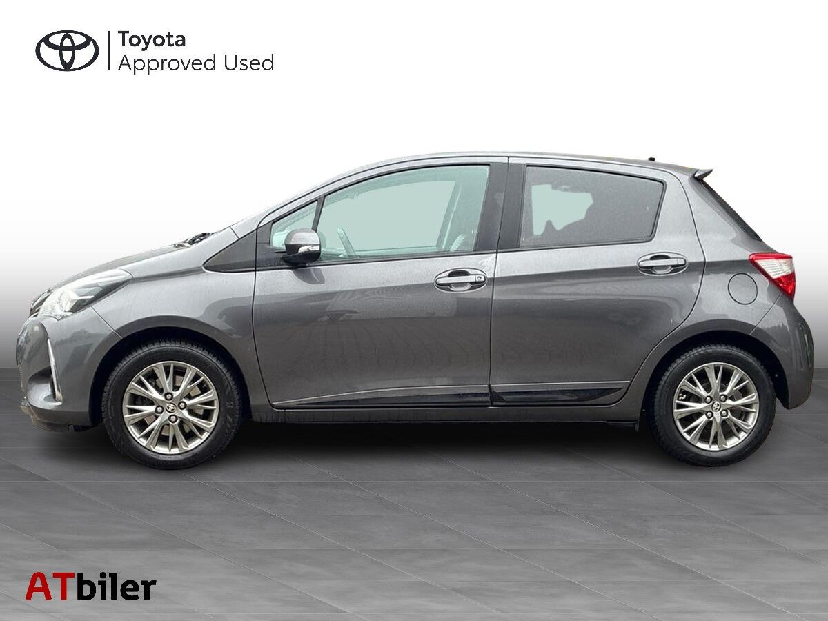 Grå Toyota Yaris fra 2017