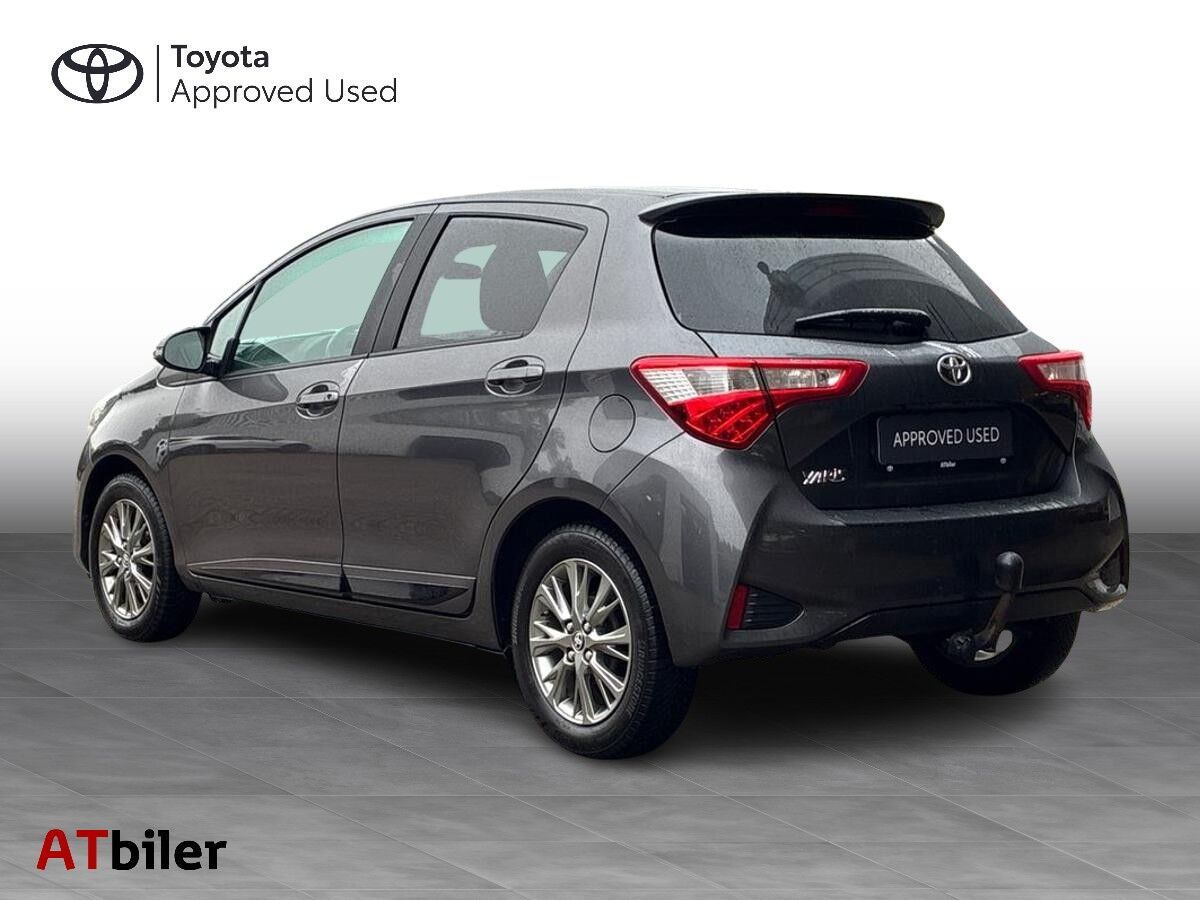 Grå Toyota Yaris fra 2017