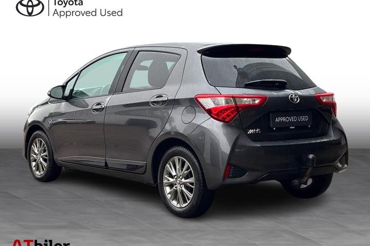 Grå Toyota Yaris fra 2017
