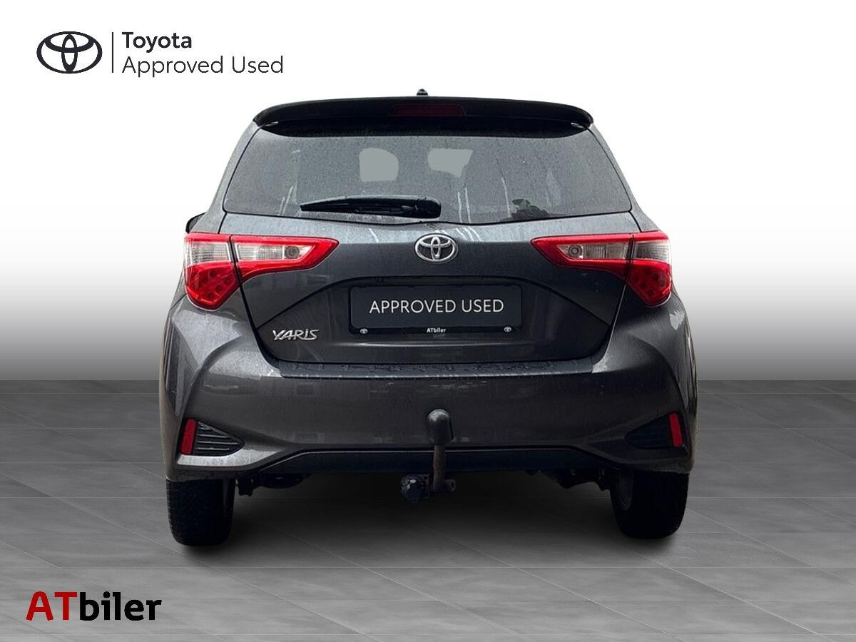 Grå Toyota Yaris fra 2017