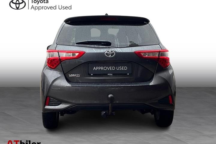 Grå Toyota Yaris fra 2017