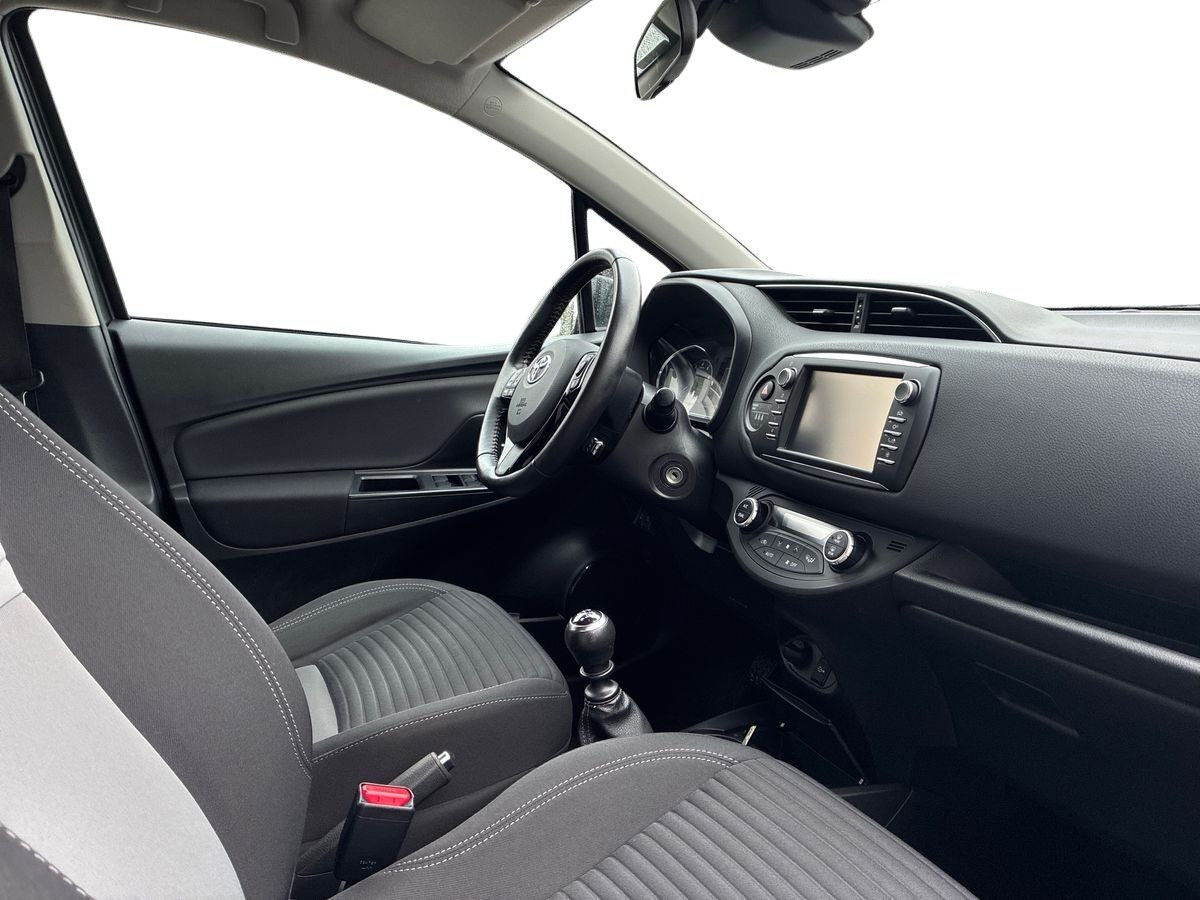 Grå Toyota Yaris fra 2017