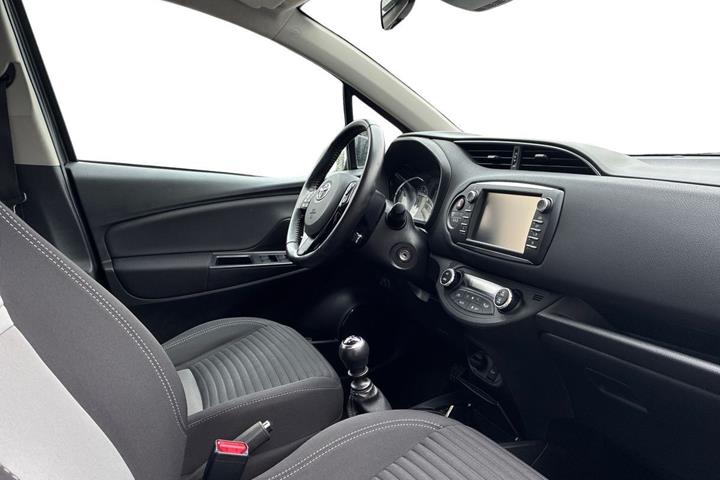 Grå Toyota Yaris fra 2017