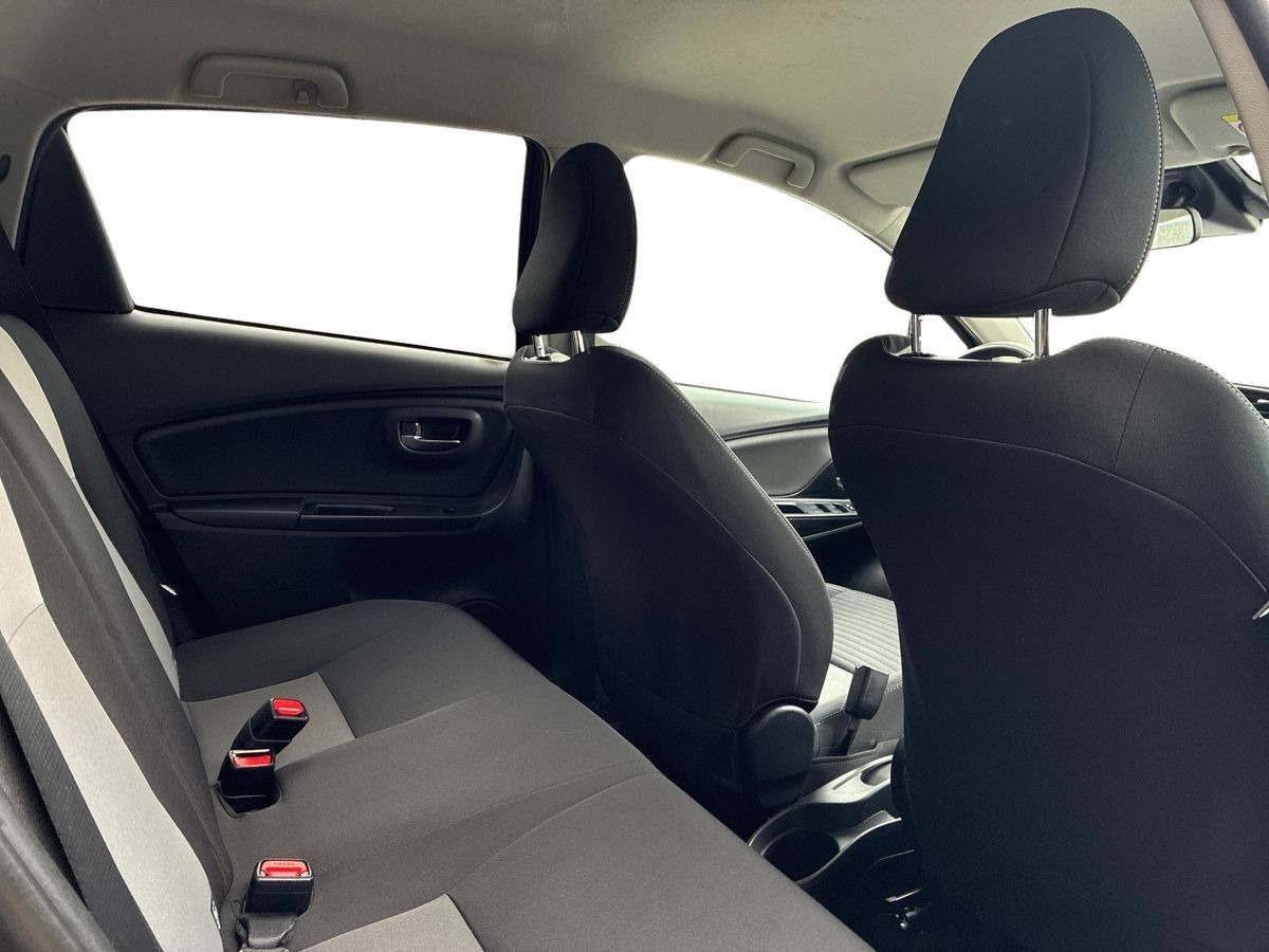 Grå Toyota Yaris fra 2017