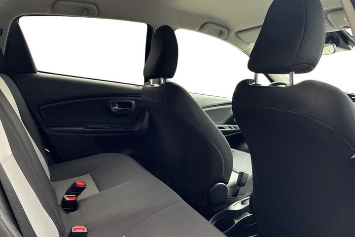 Grå Toyota Yaris fra 2017