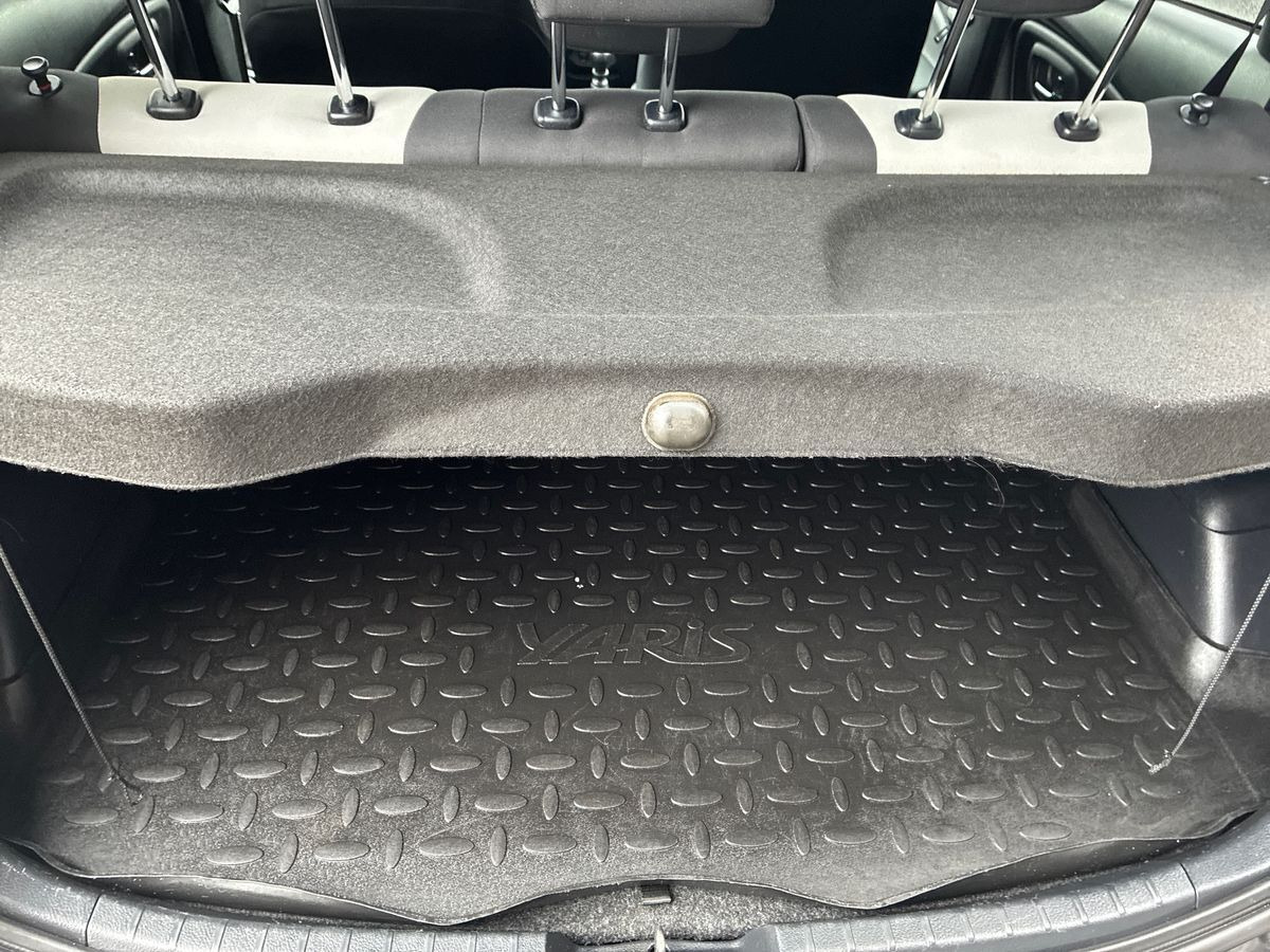 Grå Toyota Yaris fra 2017