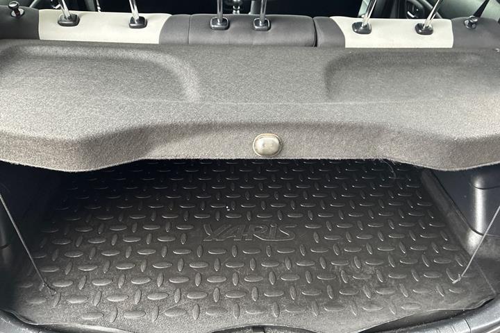 Grå Toyota Yaris fra 2017