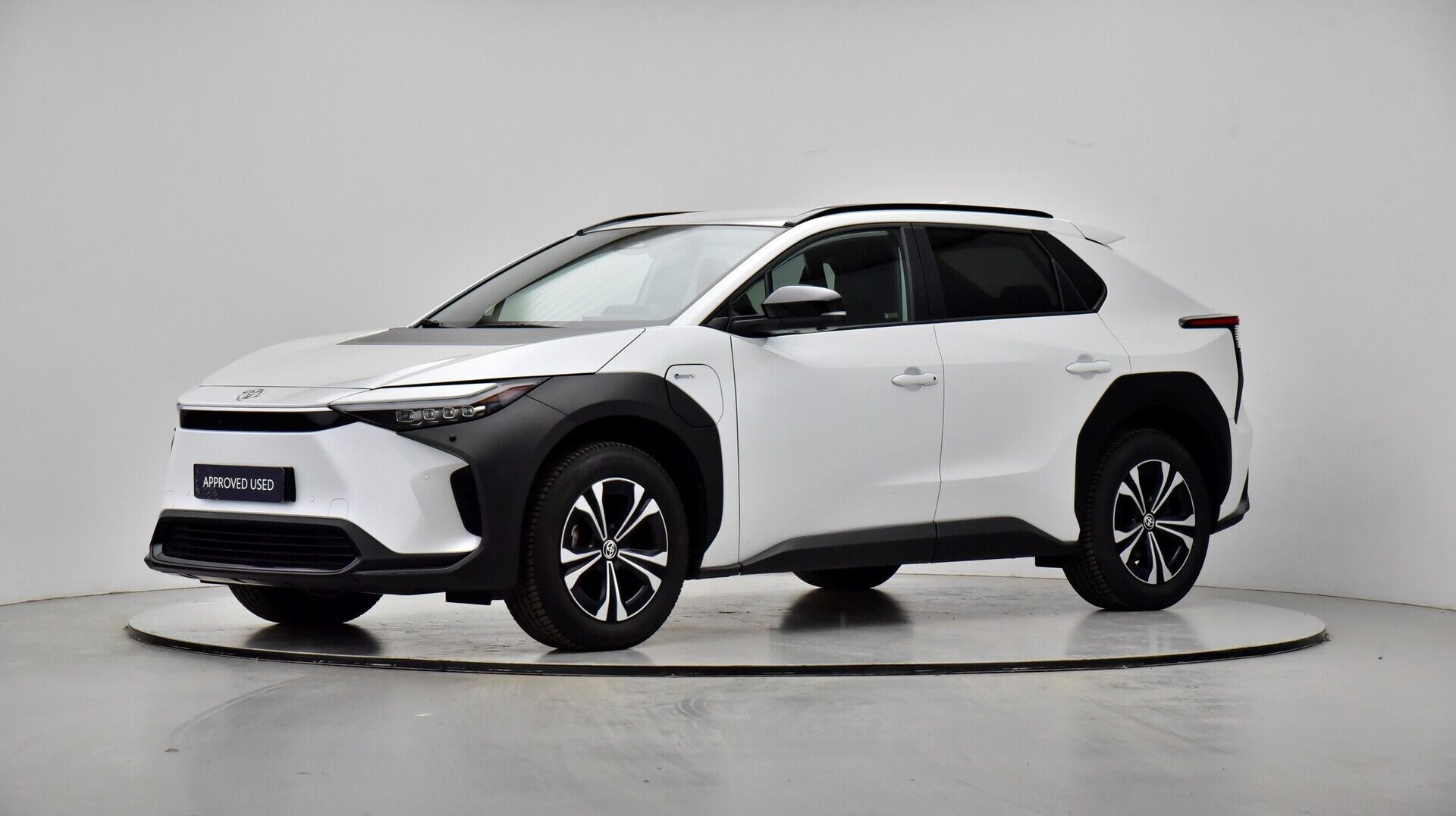 Hvid Toyota BZ4X fra 2024