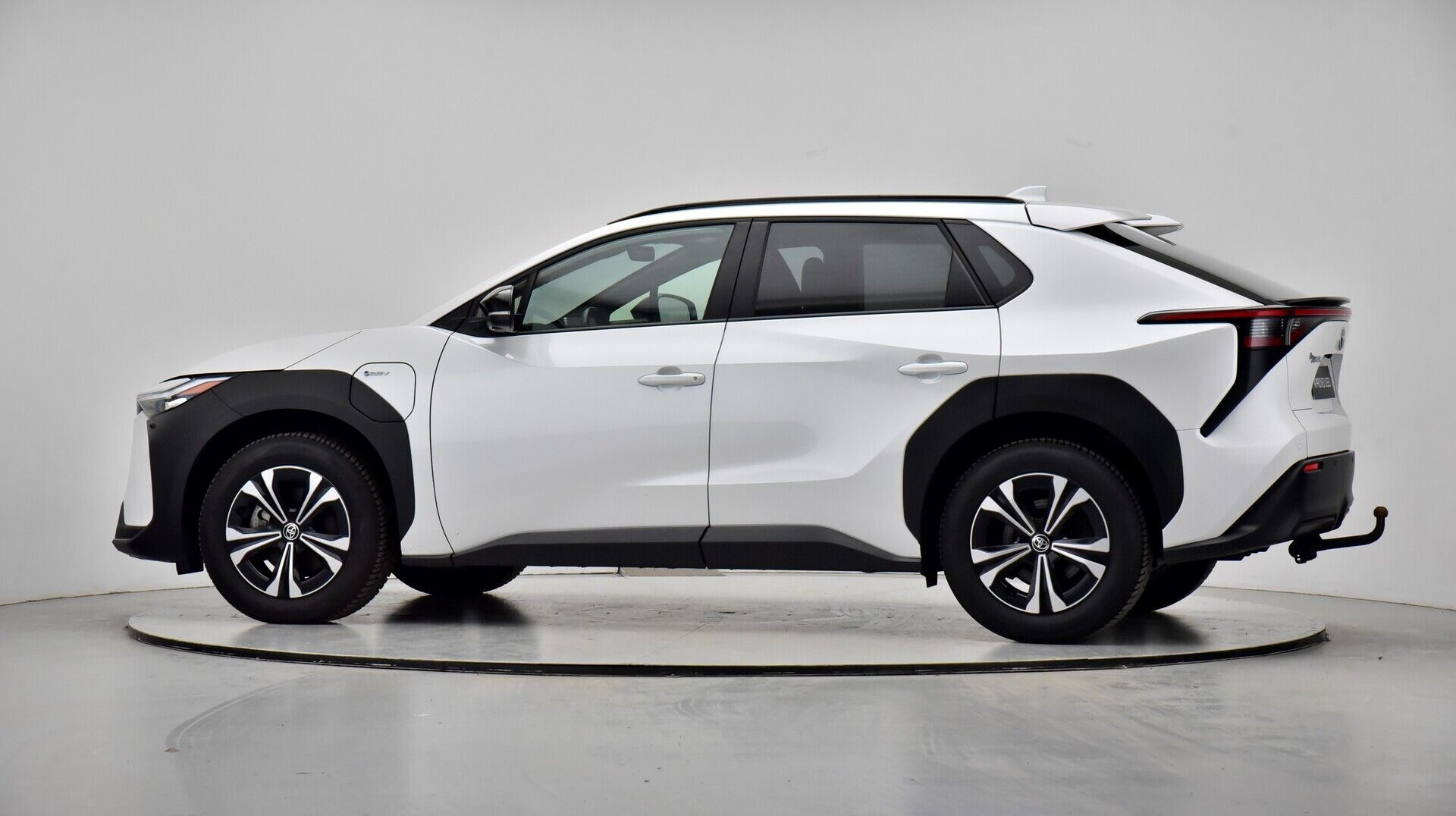 Hvid Toyota BZ4X fra 2024