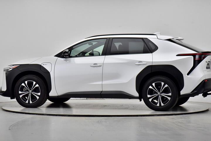 Hvid Toyota BZ4X fra 2024