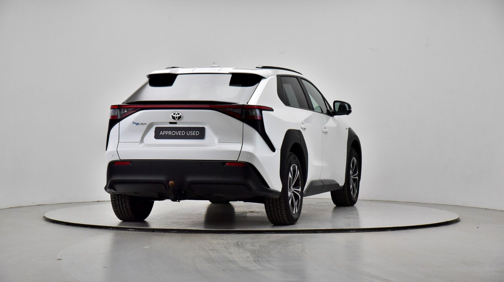 Hvid Toyota BZ4X fra 2024