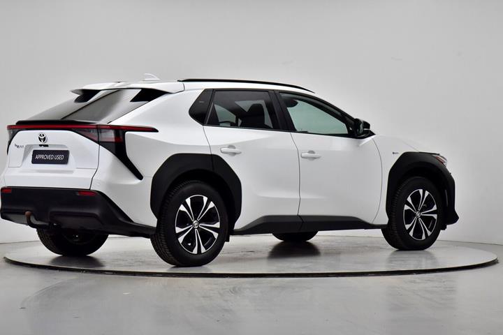 Hvid Toyota BZ4X fra 2024