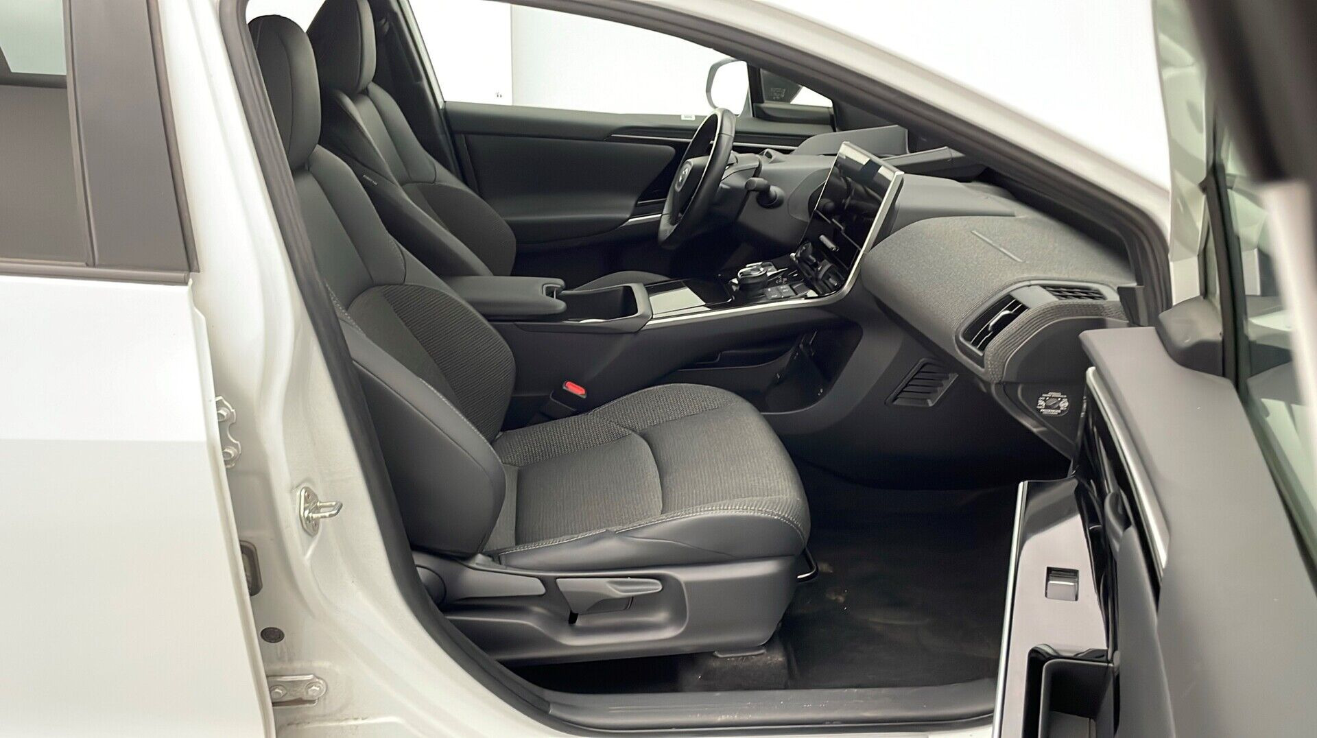 Hvid Toyota BZ4X fra 2024