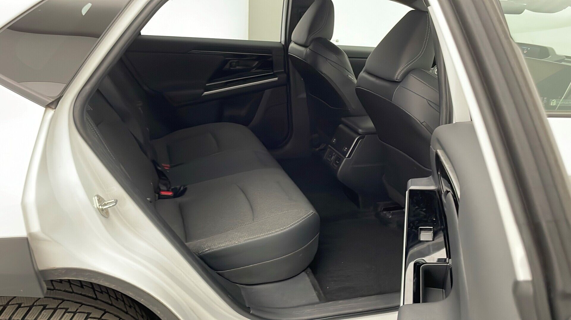 Hvid Toyota BZ4X fra 2024