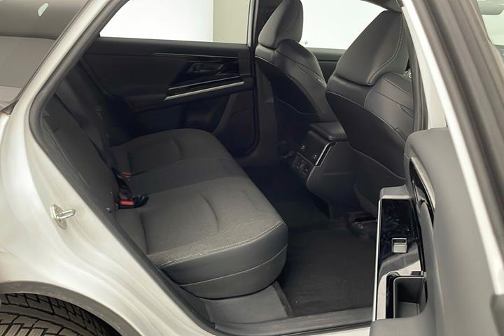 Hvid Toyota BZ4X fra 2024