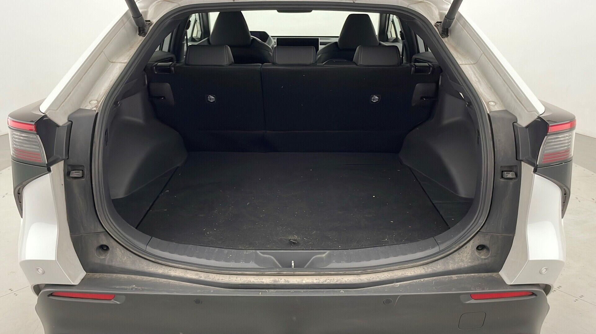 Hvid Toyota BZ4X fra 2024