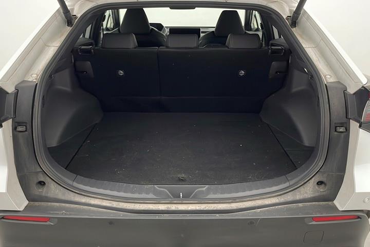 Hvid Toyota BZ4X fra 2024