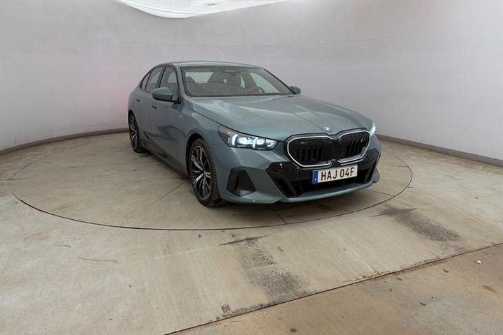 Grøn BMW i5 fra 2024