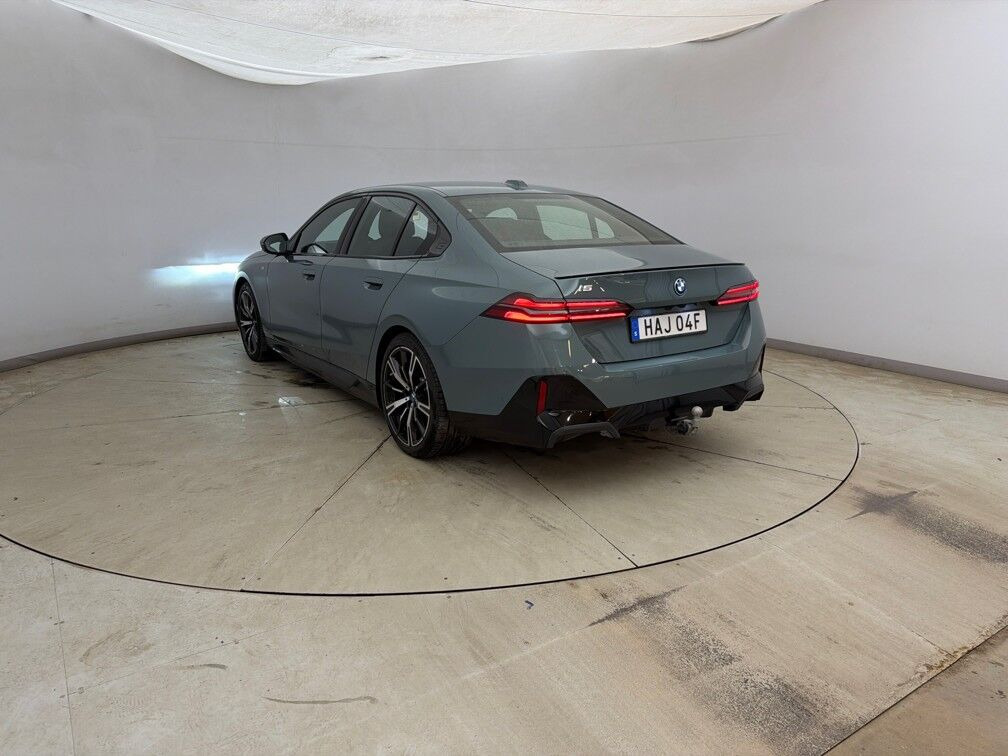 Grøn BMW i5 fra 2024