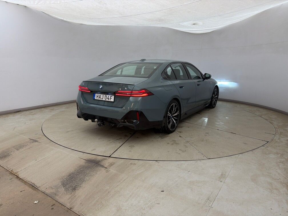 Grøn BMW i5 fra 2024