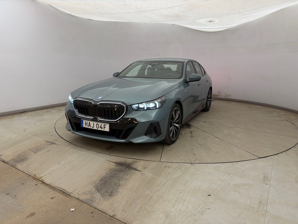 Grøn BMW i5 fra 2024