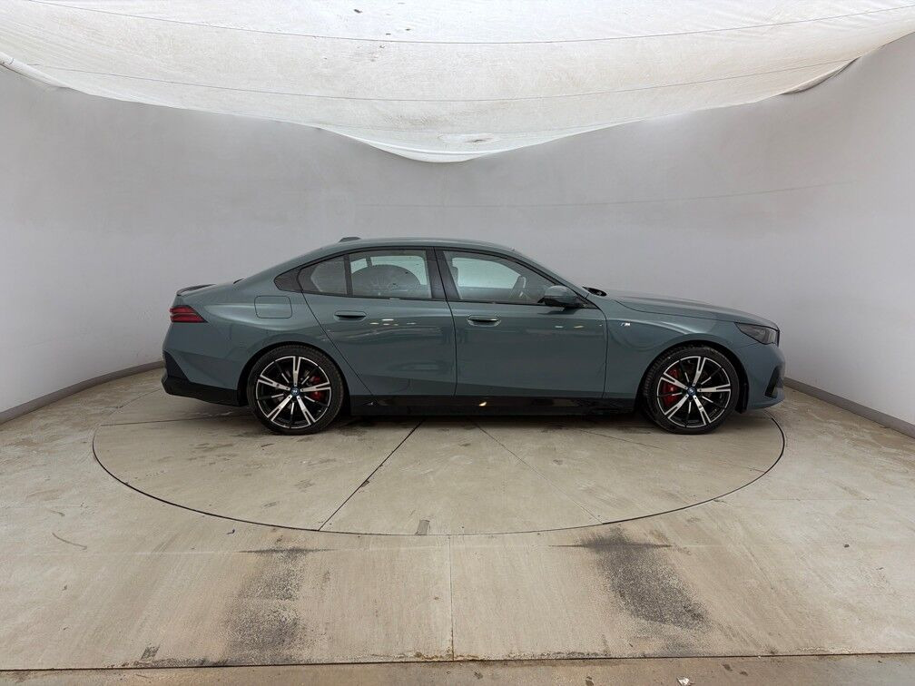 Grøn BMW i5 fra 2024