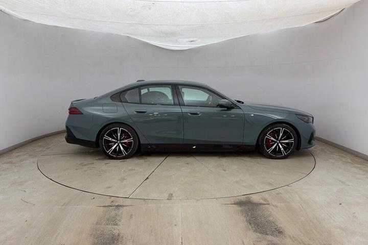 Grøn BMW i5 fra 2024