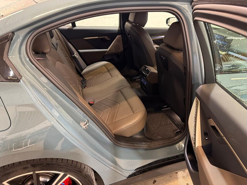 Grøn BMW i5 fra 2024