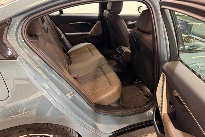 Grøn BMW i5 fra 2024