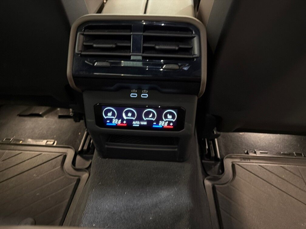 Grøn BMW i5 fra 2024