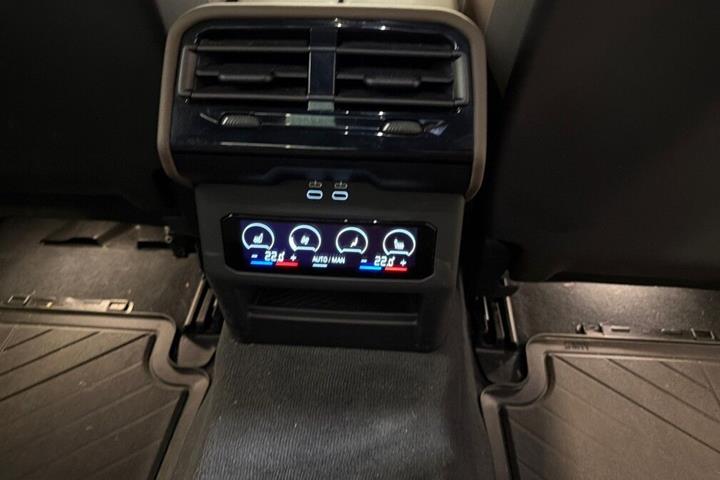 Grøn BMW i5 fra 2024