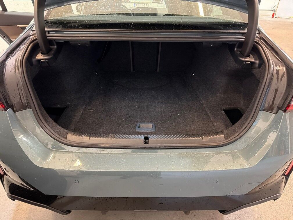 Grøn BMW i5 fra 2024