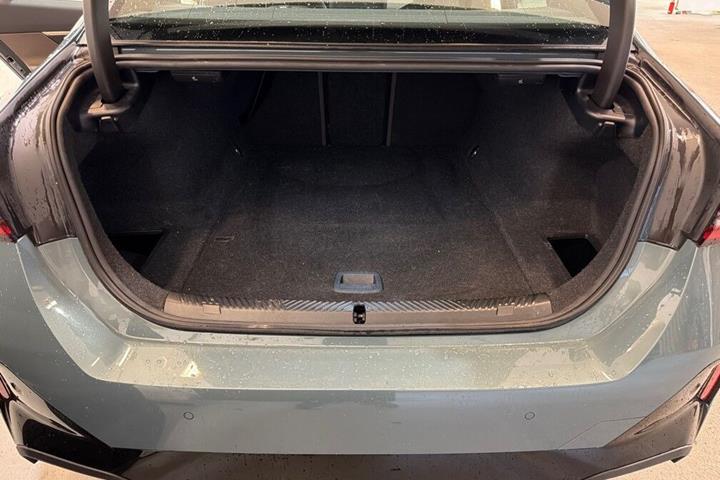 Grøn BMW i5 fra 2024