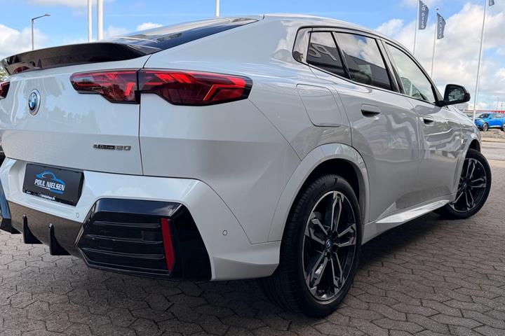 Hvid BMW iX2 fra 2025