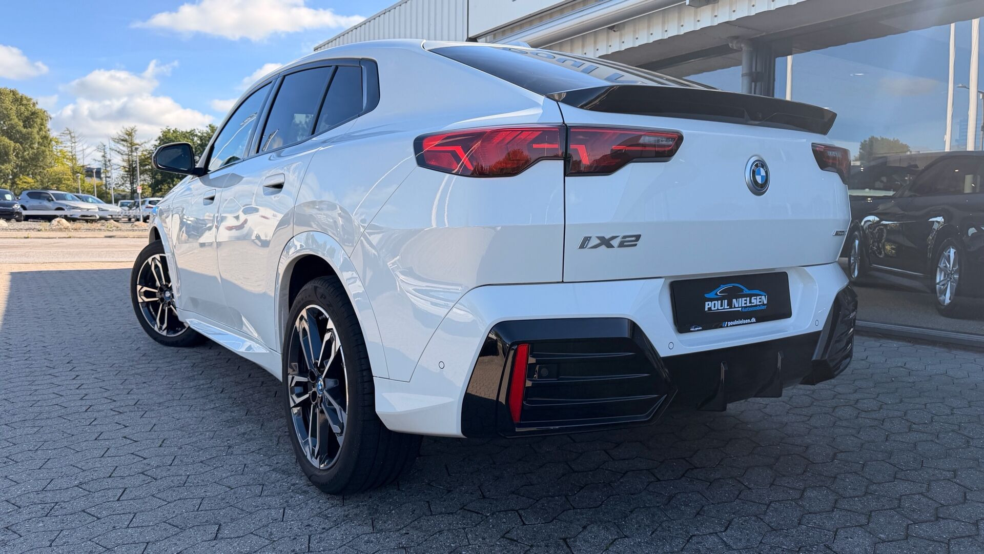 Hvid BMW iX2 fra 2025