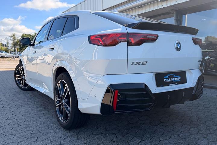 Hvid BMW iX2 fra 2025