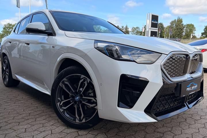 Hvid BMW iX2 fra 2025