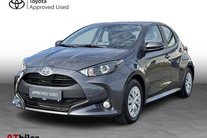 Grå Toyota Yaris fra 2022