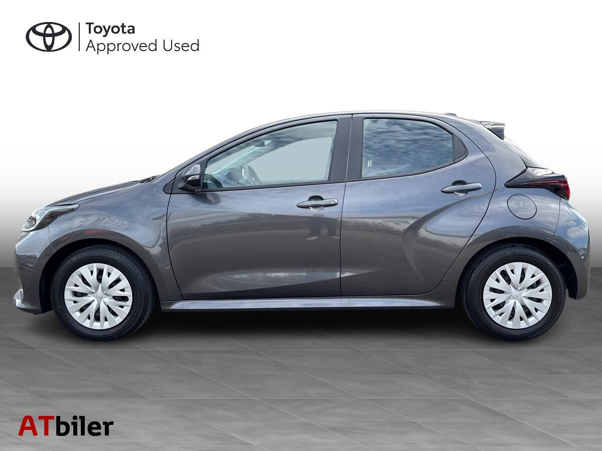 Grå Toyota Yaris fra 2022