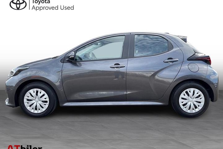Grå Toyota Yaris fra 2022